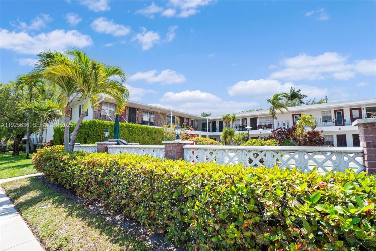 1050 Atlantic Shores Blvd, Unit 210, Hallandale Beach, FL 33009 Photo