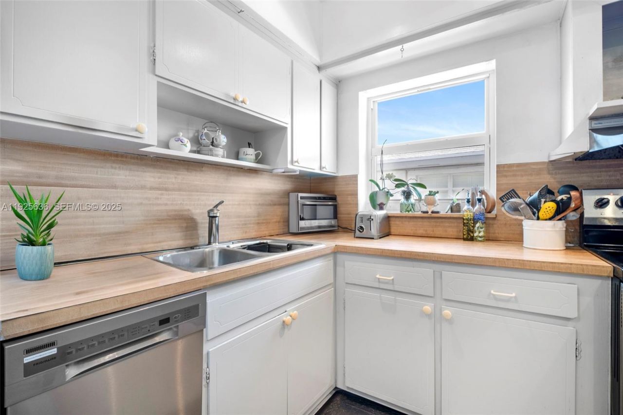 1050 Atlantic Shores Blvd, Unit 210, Hallandale Beach, FL 33009 Photo