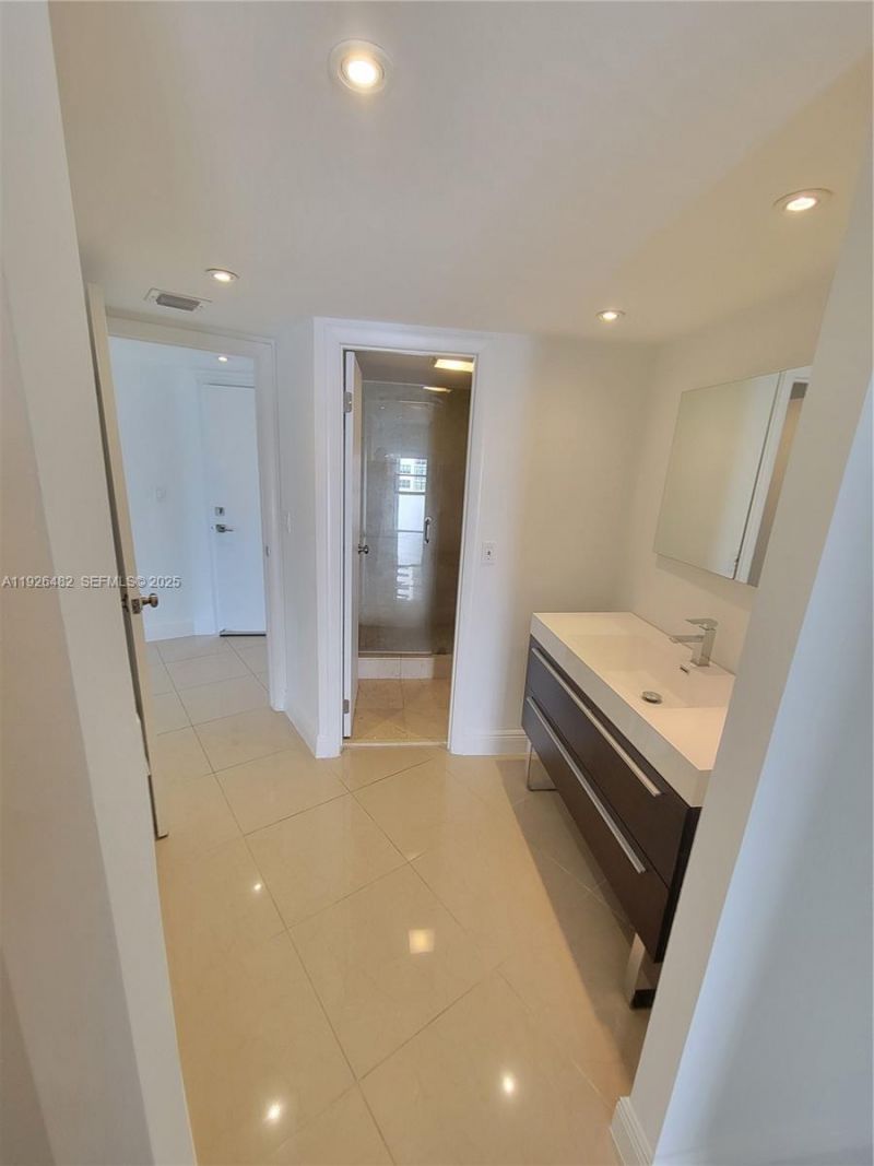 3301 N Country Club Dr, Unit 811, Aventura, FL 33180 Photo