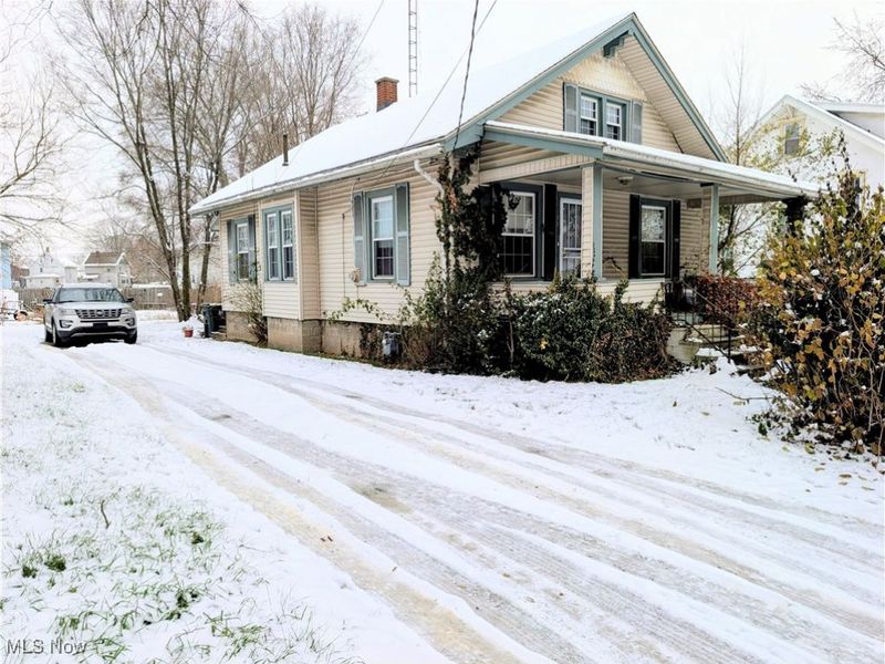 319 Crestmont Avenue NE, Canton, OH 44704 Photo 1