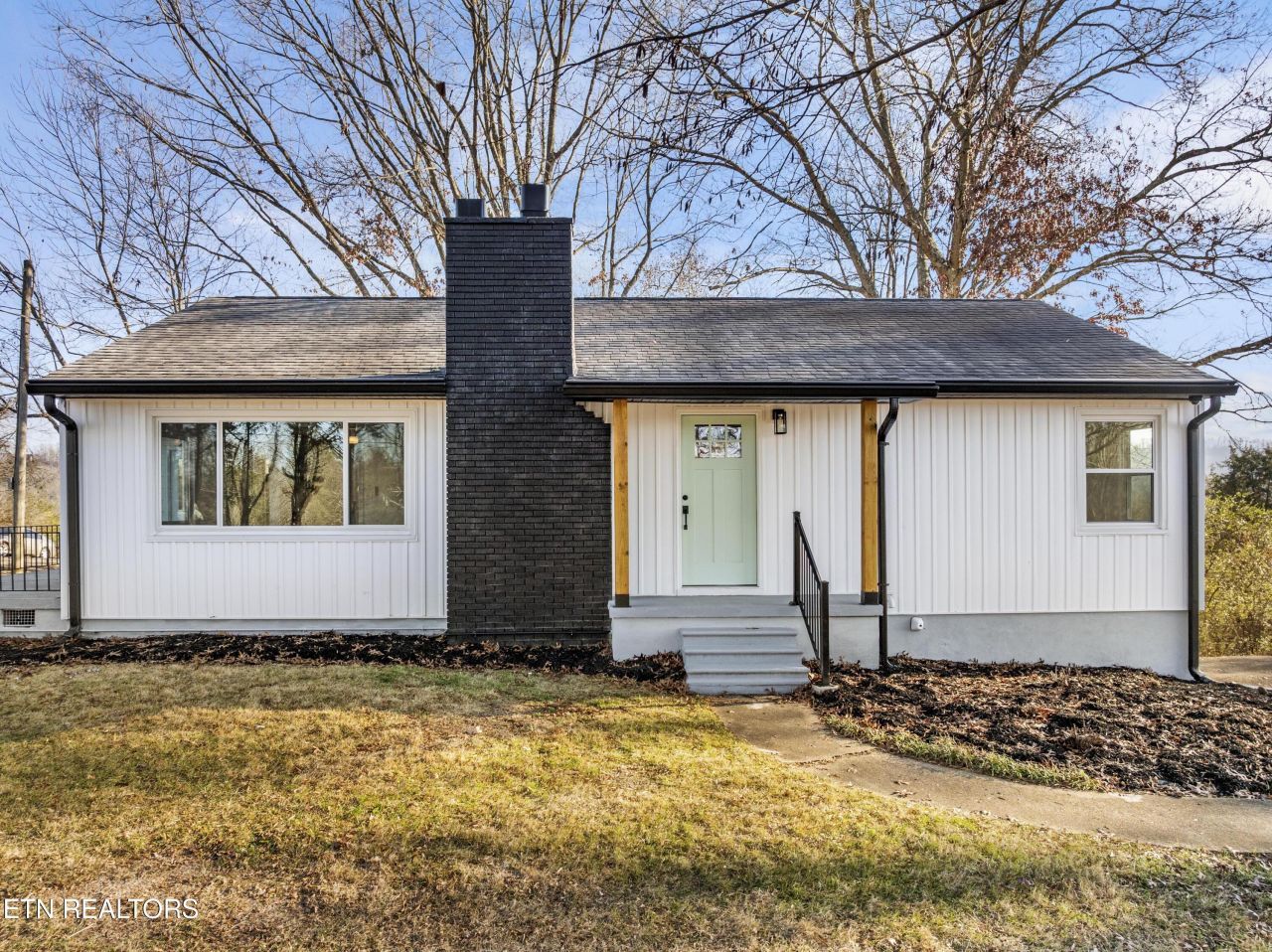 704 W Emory Rd, Powell, TN 37849 Main Photo