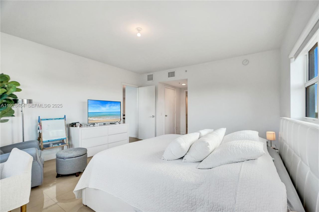 14951 Royal Oaks Ln, Unit 401, North Miami, FL 33181 Photo