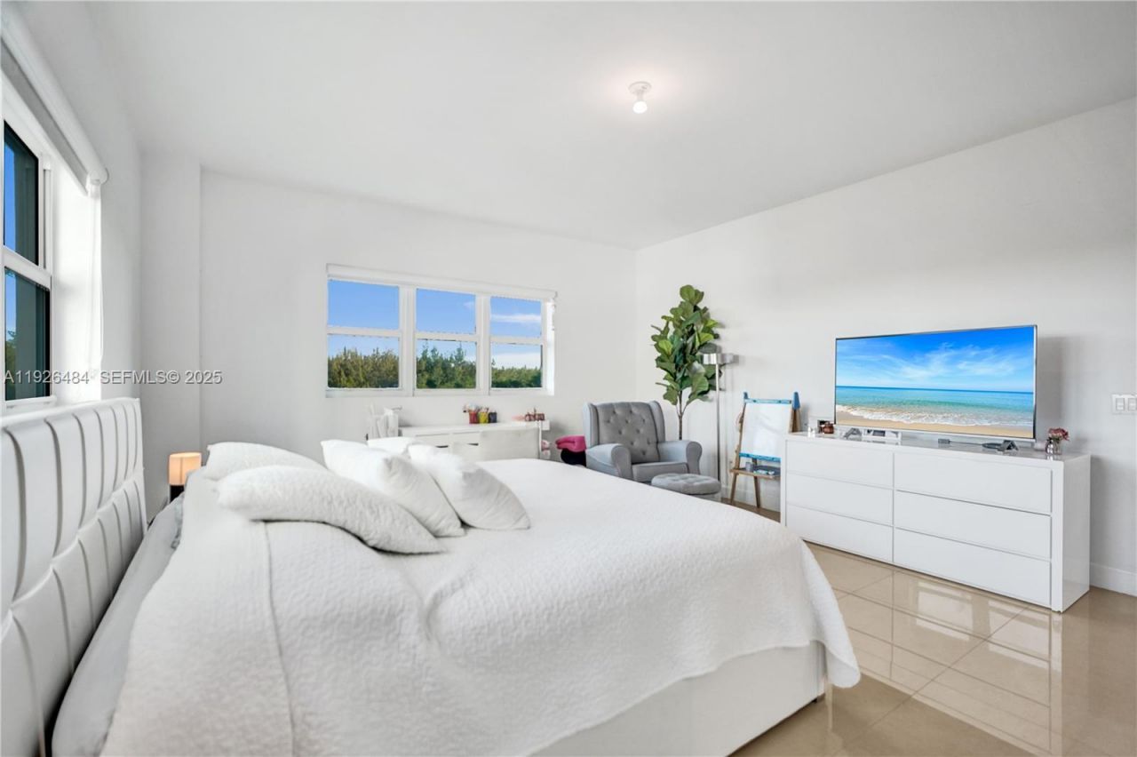 14951 Royal Oaks Ln, Unit 401, North Miami, FL 33181 Photo