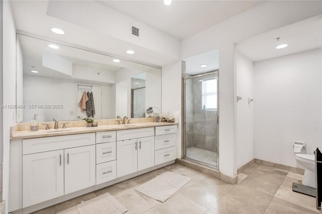 14951 Royal Oaks Ln, Unit 401, North Miami, FL 33181 Photo