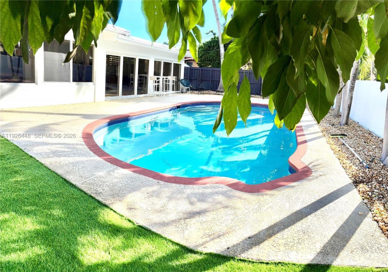 19340 NE 18th Ct, Miami, FL 33179 Photo