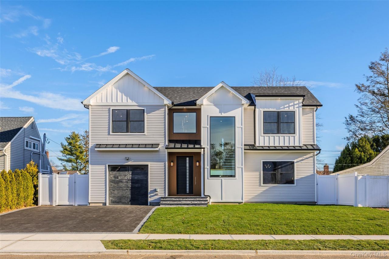 12 Friends Lane, Westbury, NY 11590 Main Photo