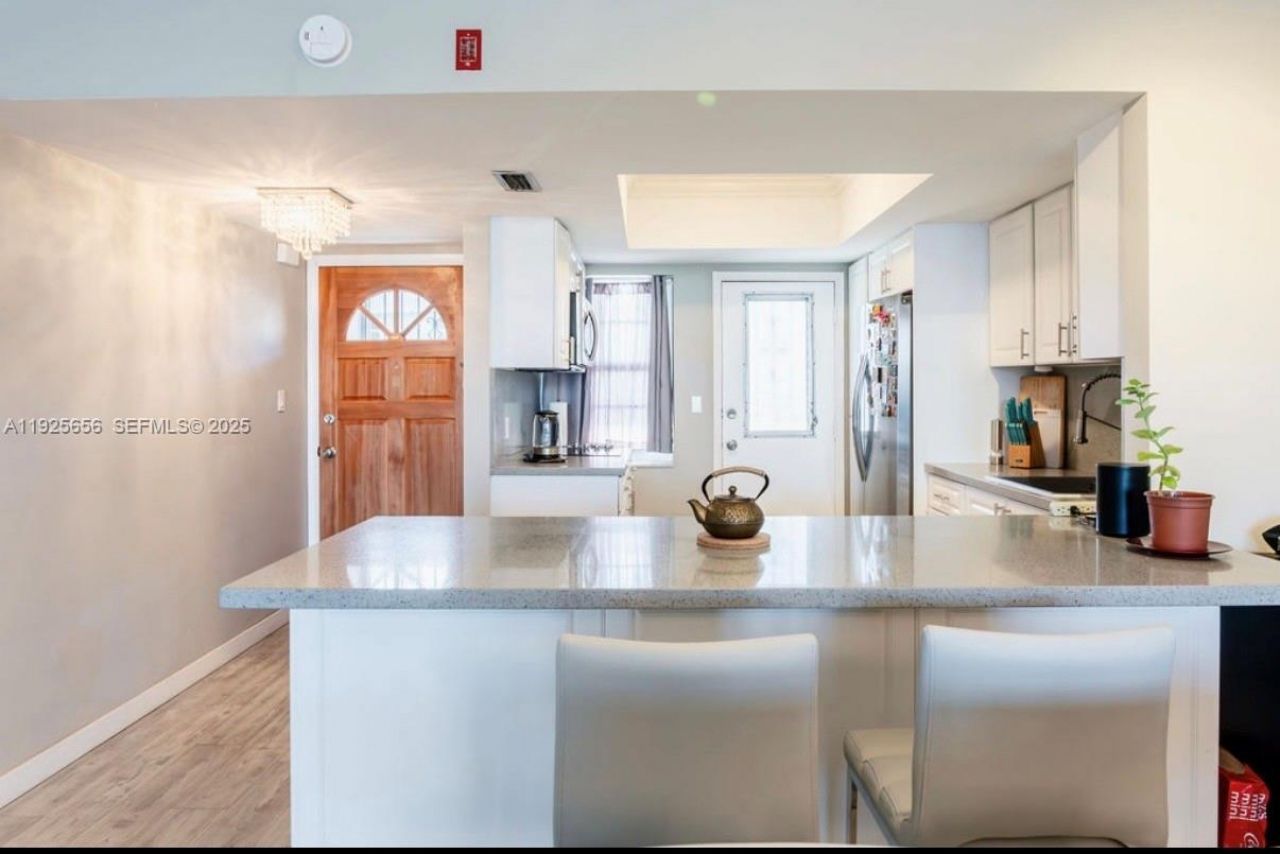 18555 NE 14th Ave, Unit 619, Miami, FL 33179 Photo