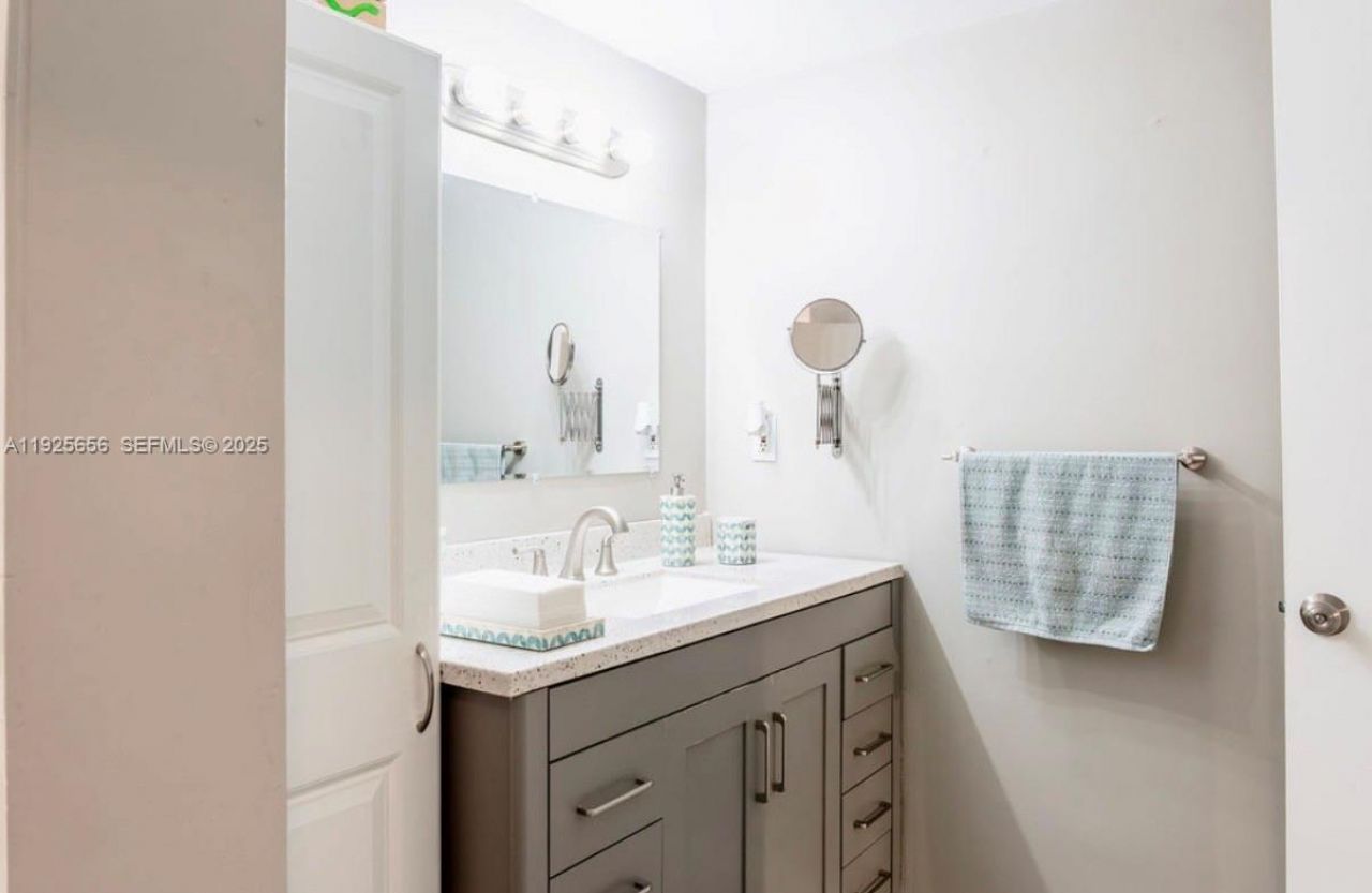 18555 NE 14th Ave, Unit 619, Miami, FL 33179 Photo