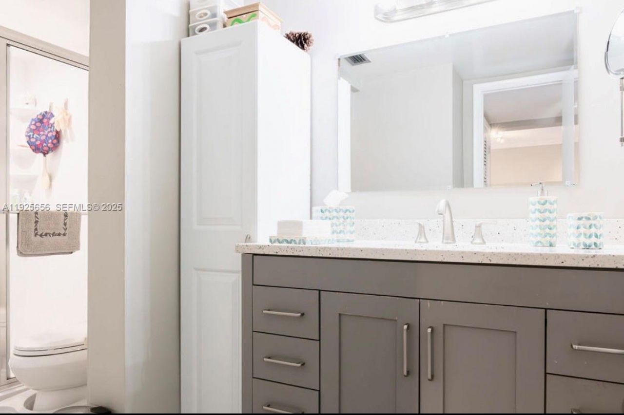 18555 NE 14th Ave, Unit 619, Miami, FL 33179 Photo