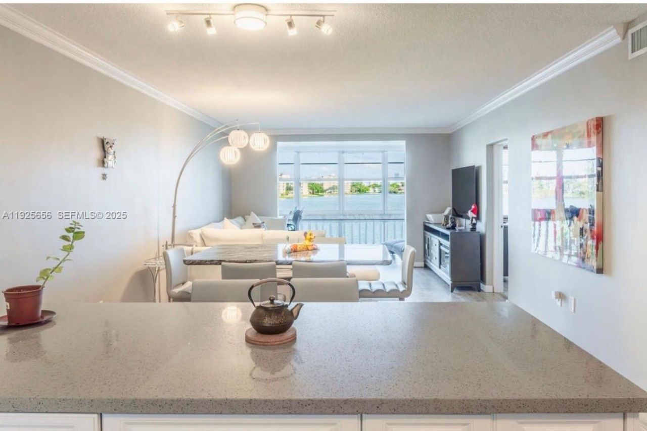 18555 NE 14th Ave, Unit 619, Miami, FL 33179 Photo