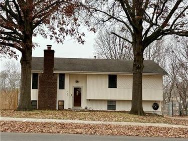 305 NE Sunnyside School Road, Blue Springs, MO 64014