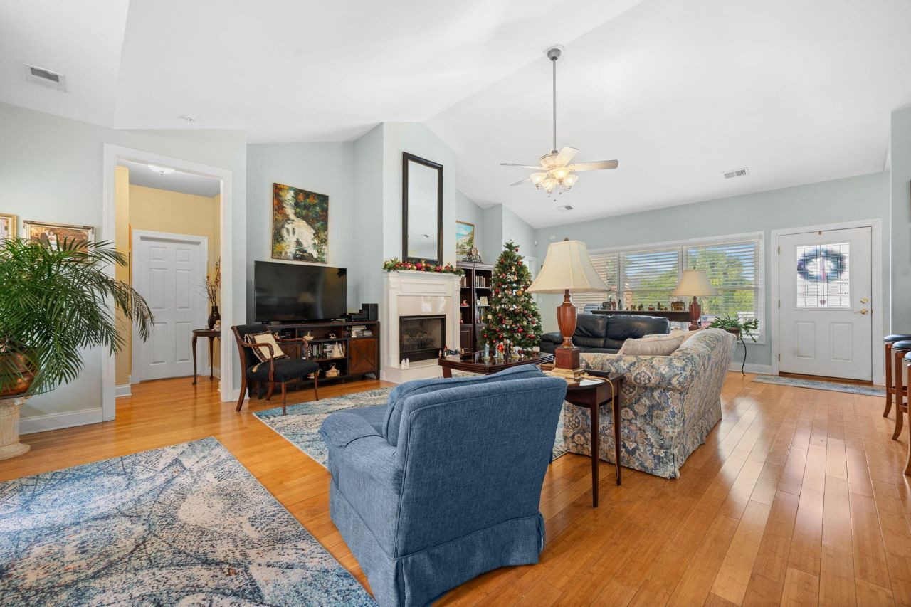 842 Captain Toms Crossing Photo 10