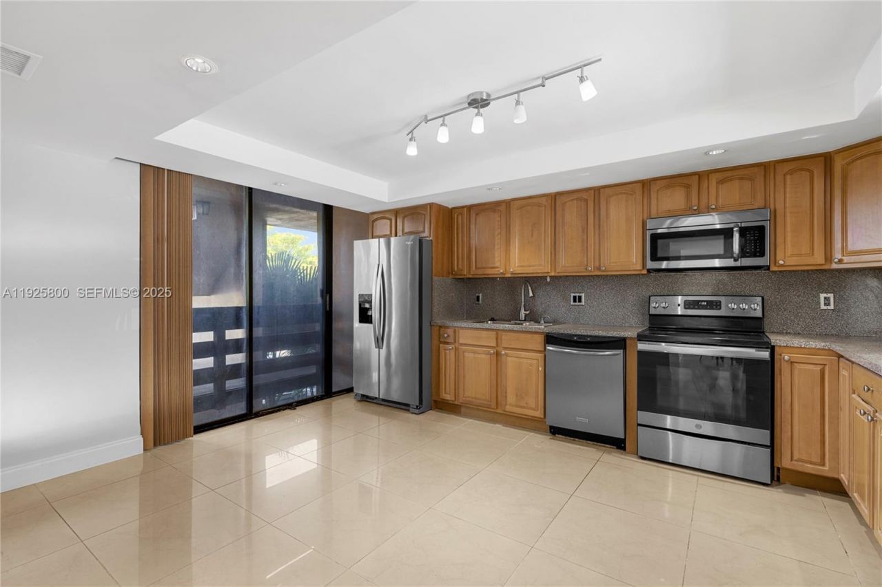 120 SW 96th Ter, Unit 204, Plantation, FL 33324 Photo