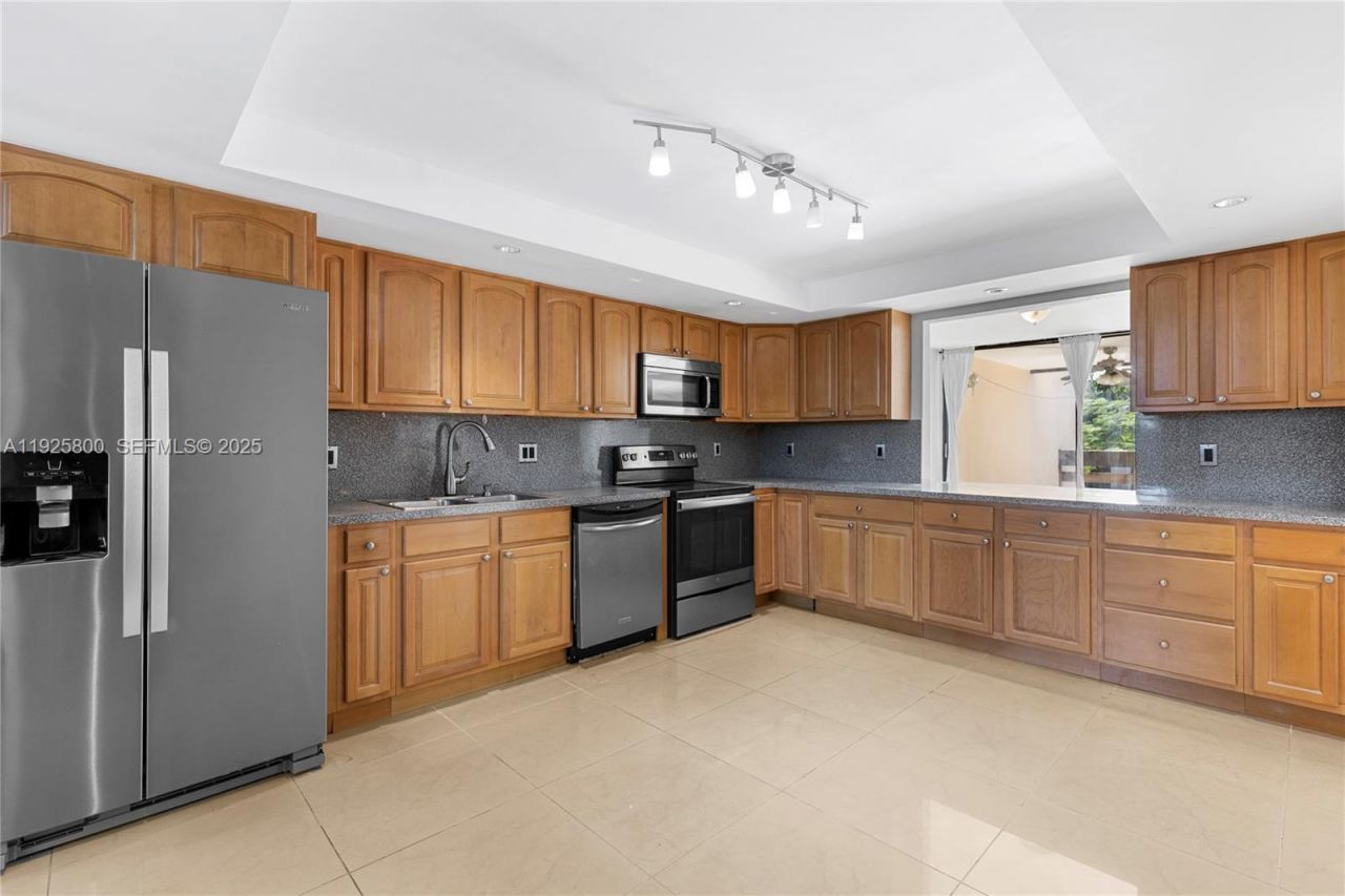 120 SW 96th Ter, Unit 204, Plantation, FL 33324 Photo