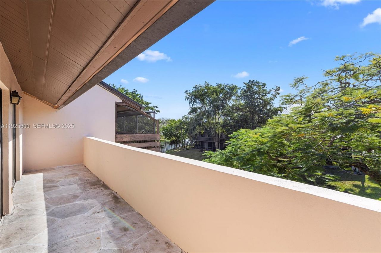 120 SW 96th Ter, Unit 204, Plantation, FL 33324 Photo