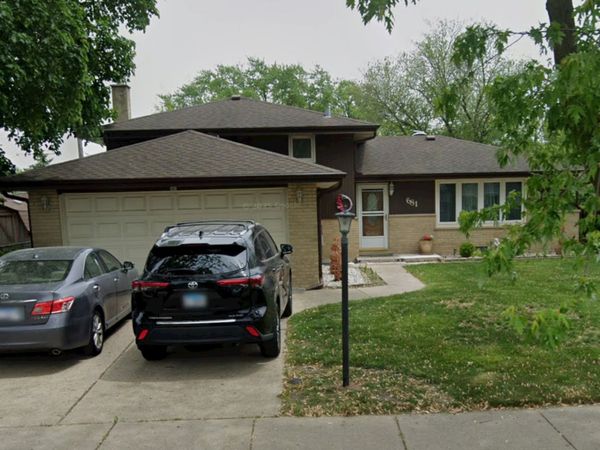 681 S Mount Prospect Road, Des Plaines, IL 60016