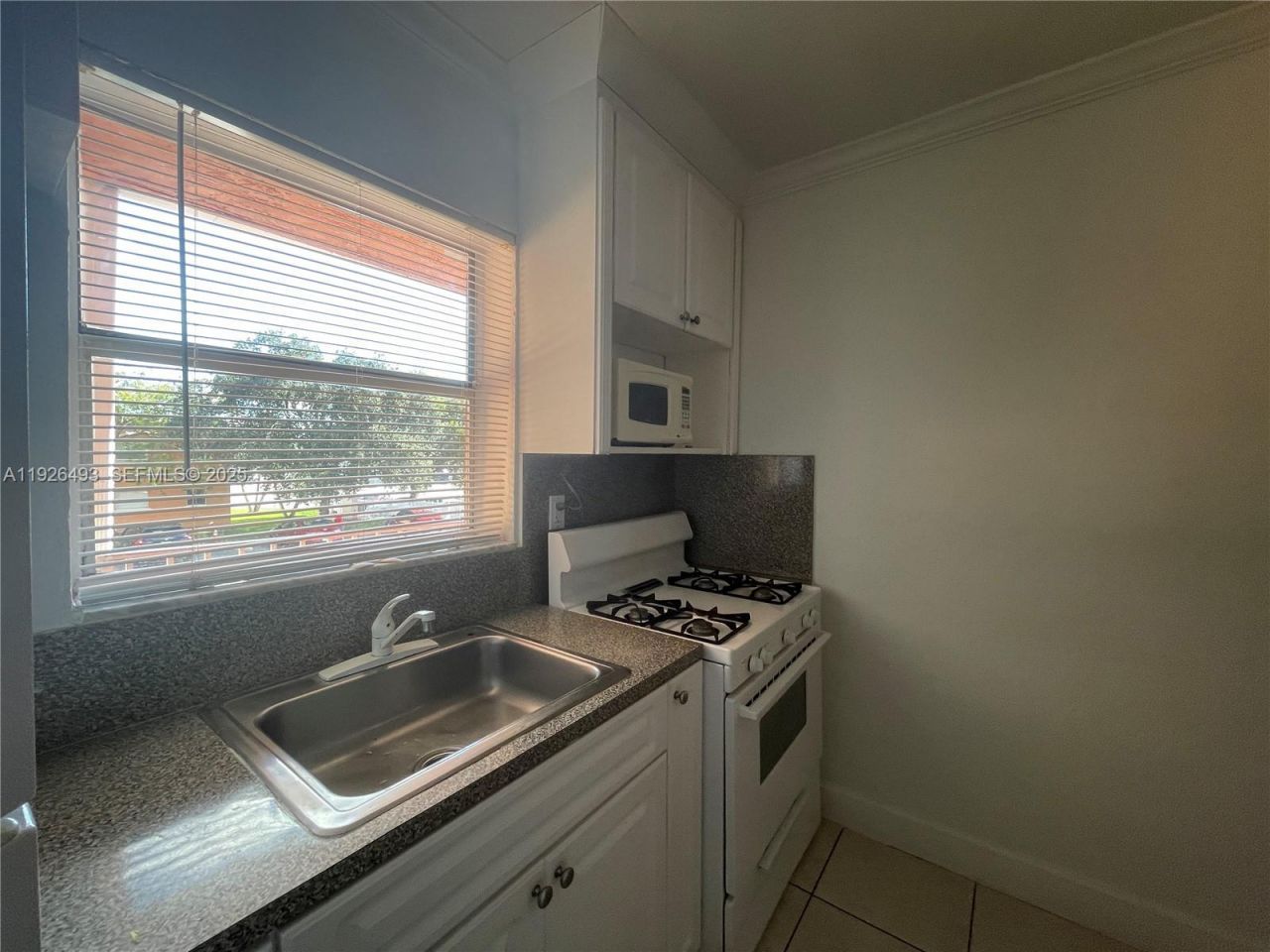 1245 W 24th St, Unit 202, Hialeah, FL 33010 Photo