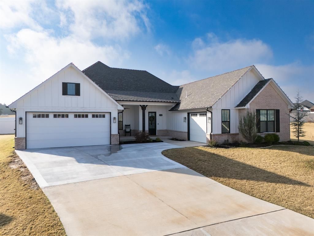 2700 Woodlawn Court, Shawnee, OK 74804 Main Photo