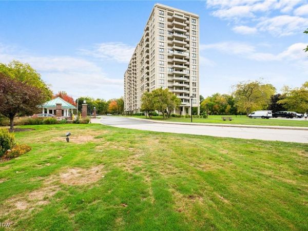 1 Bratenahl Place, Unit 701, Cleveland, OH 44108