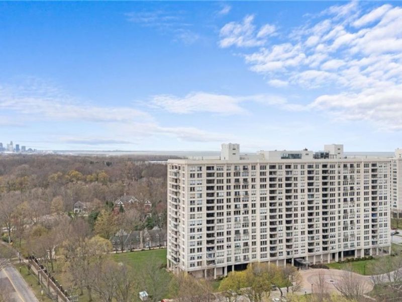 1 Bratenahl Place, Unit 701, Cleveland, OH 44108 Photo 2