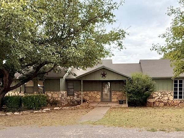 504 Loop Road, Quanah, TX 79252
