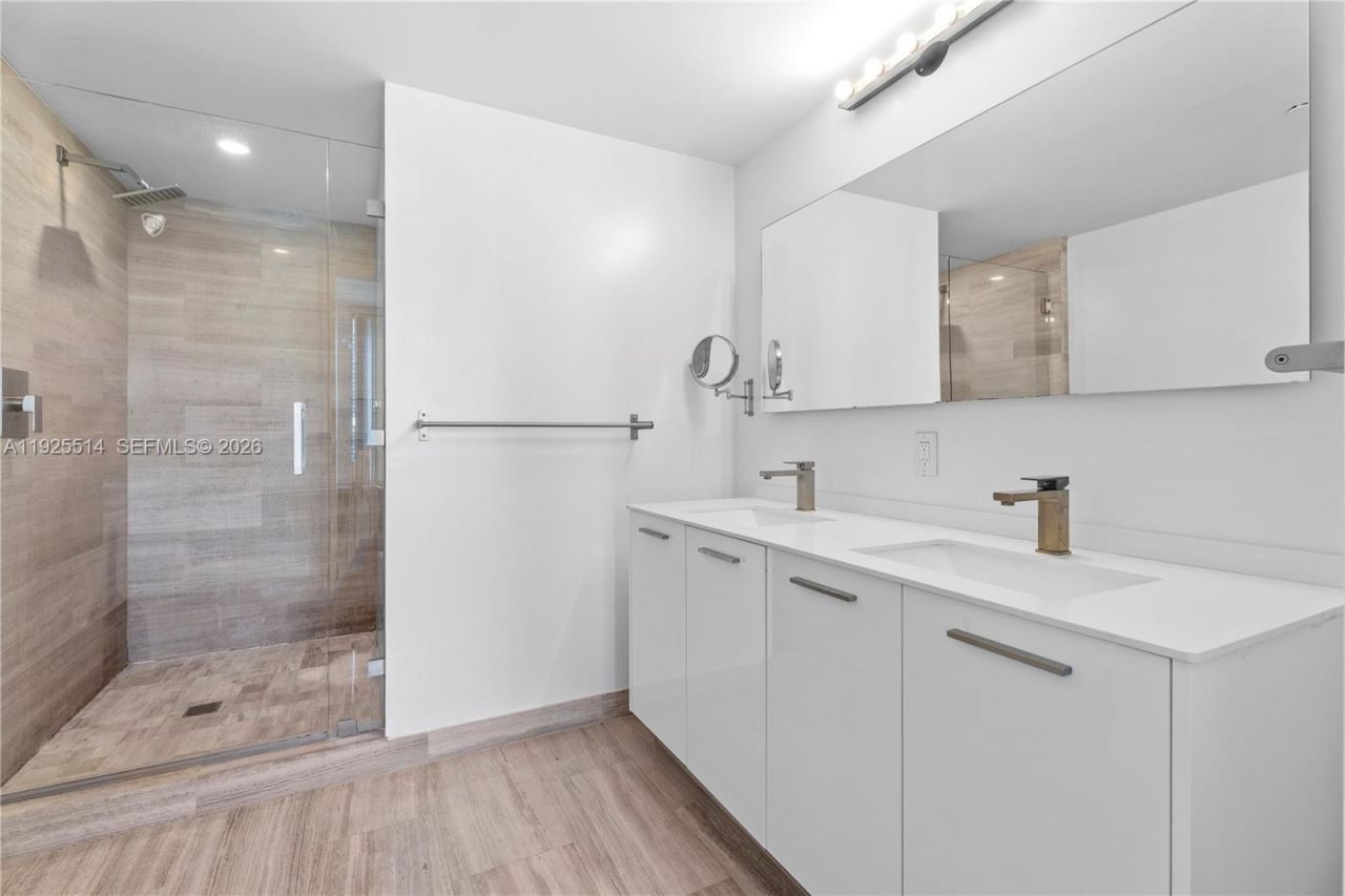 1300 Brickell Bay Dr, Unit 3500, Miami, FL 33131 Photo