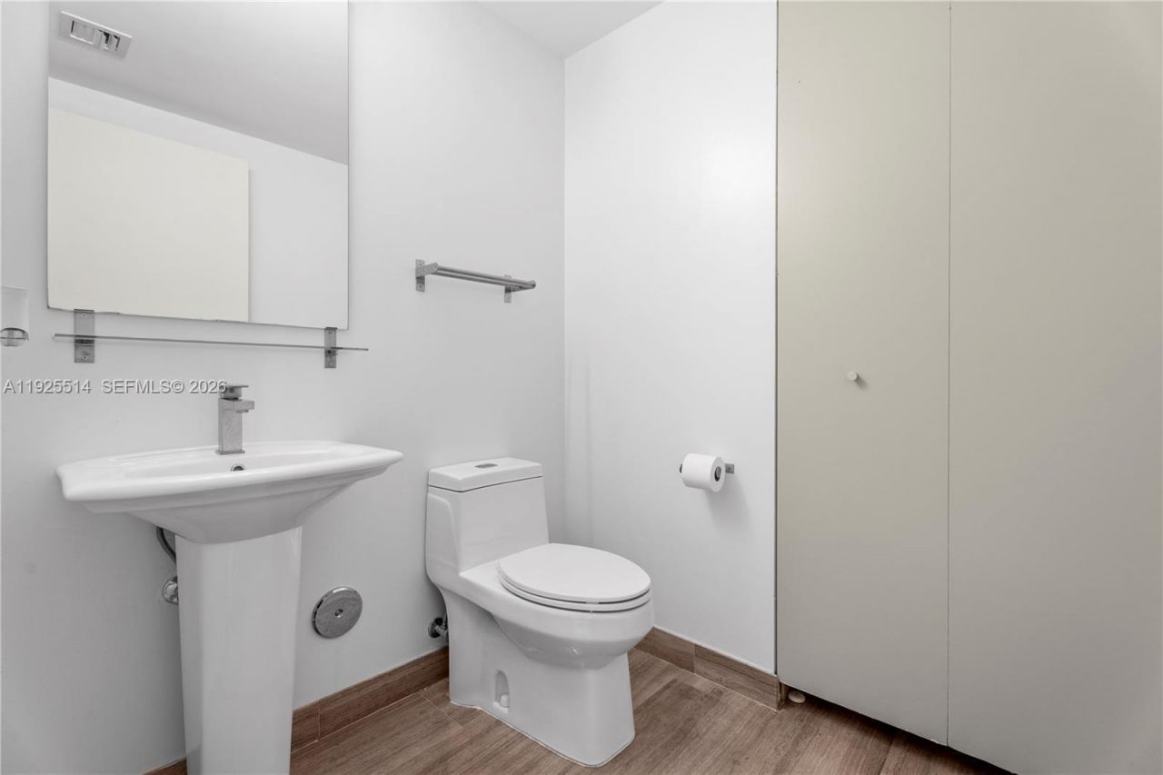 1300 Brickell Bay Dr, Unit 3500, Miami, FL 33131 Photo