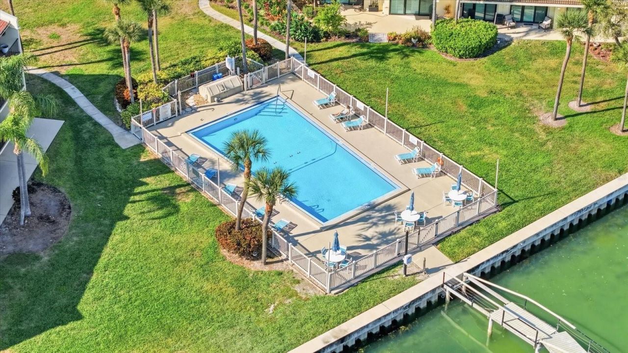 7520 Sunshine Skyway Lane S, Unit T19, Saint Petersburg, FL 33711 Photo