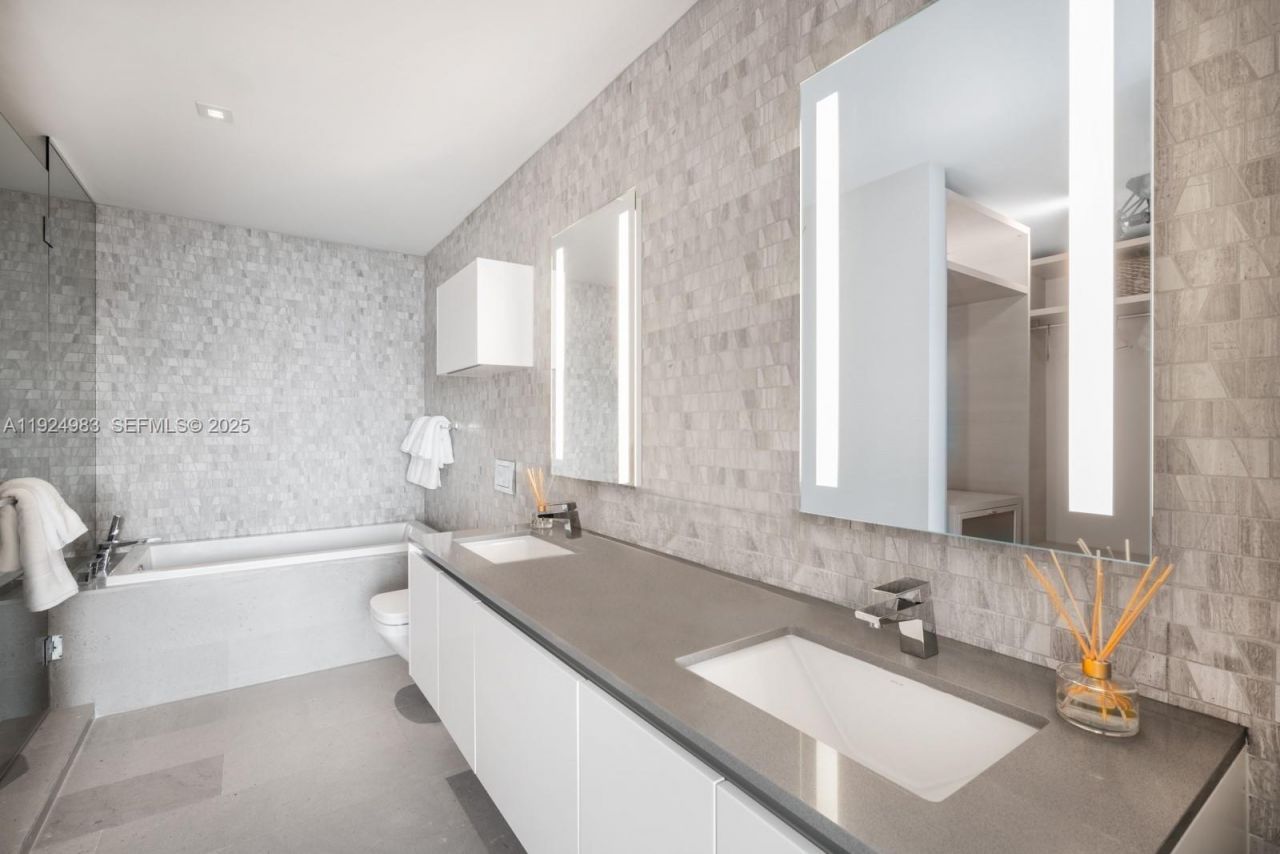 88 SW 7th St, Unit 2008, Miami, FL 33130 Photo