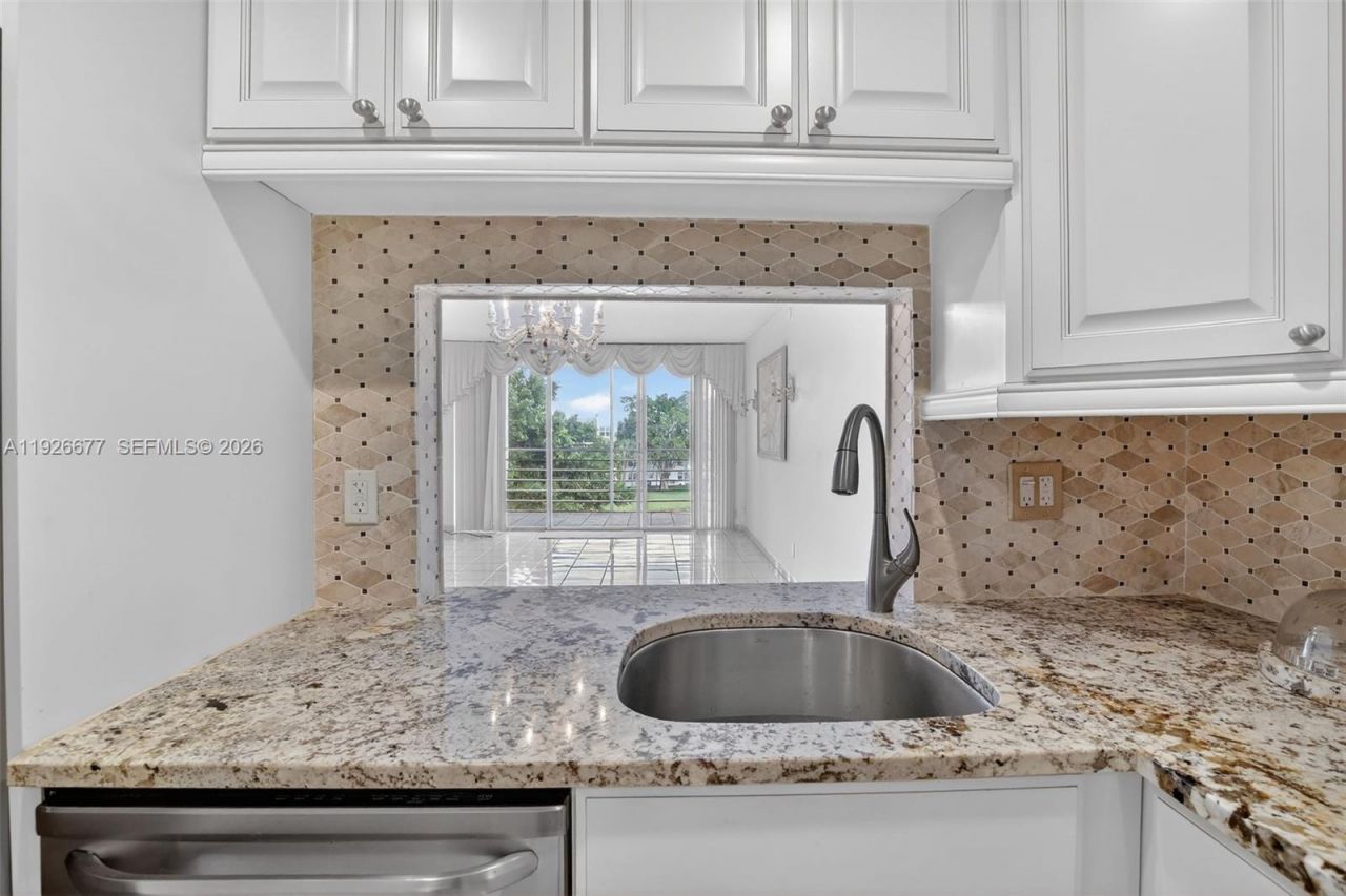 9235 Lagoon Pl, Unit 404, Davie, FL 33324 Photo