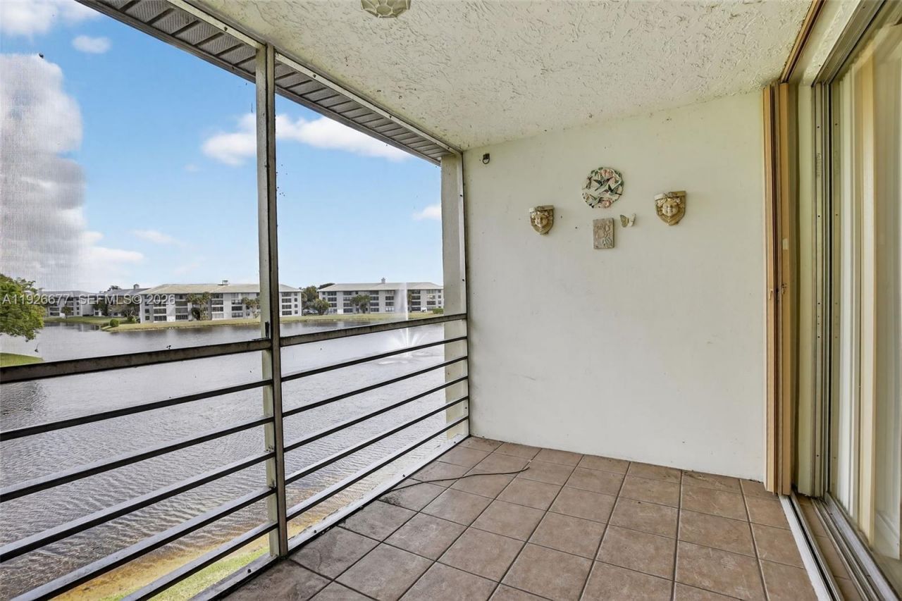 9235 Lagoon Pl, Unit 404, Davie, FL 33324 Photo