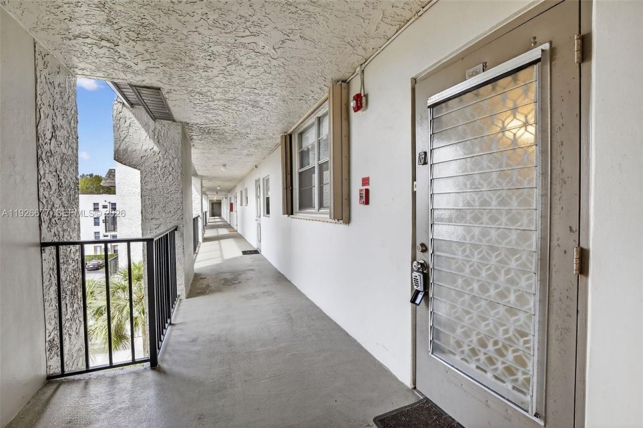 9235 Lagoon Pl, Unit 404, Davie, FL 33324 Photo