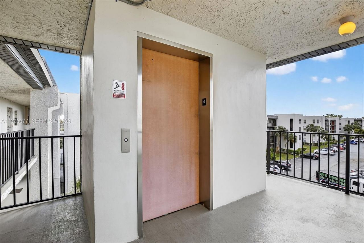 9235 Lagoon Pl, Unit 404, Davie, FL 33324 Photo