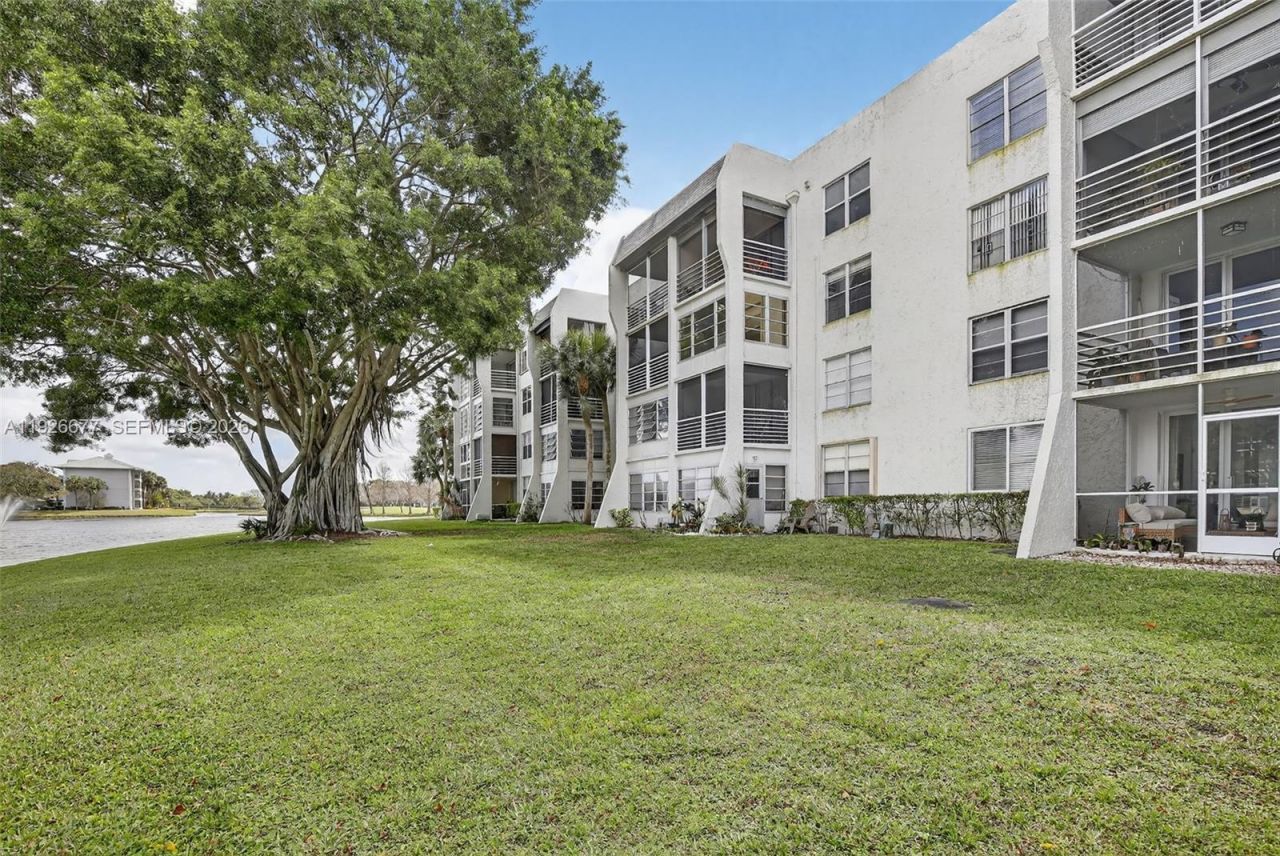 9235 Lagoon Pl, Unit 404, Davie, FL 33324 Photo