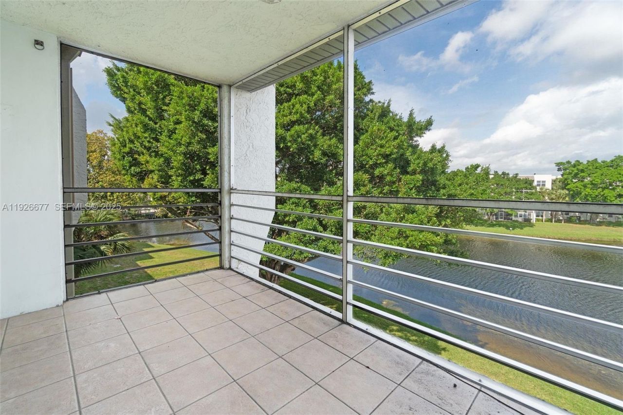 9235 Lagoon Pl, Unit 404, Davie, FL 33324 Photo