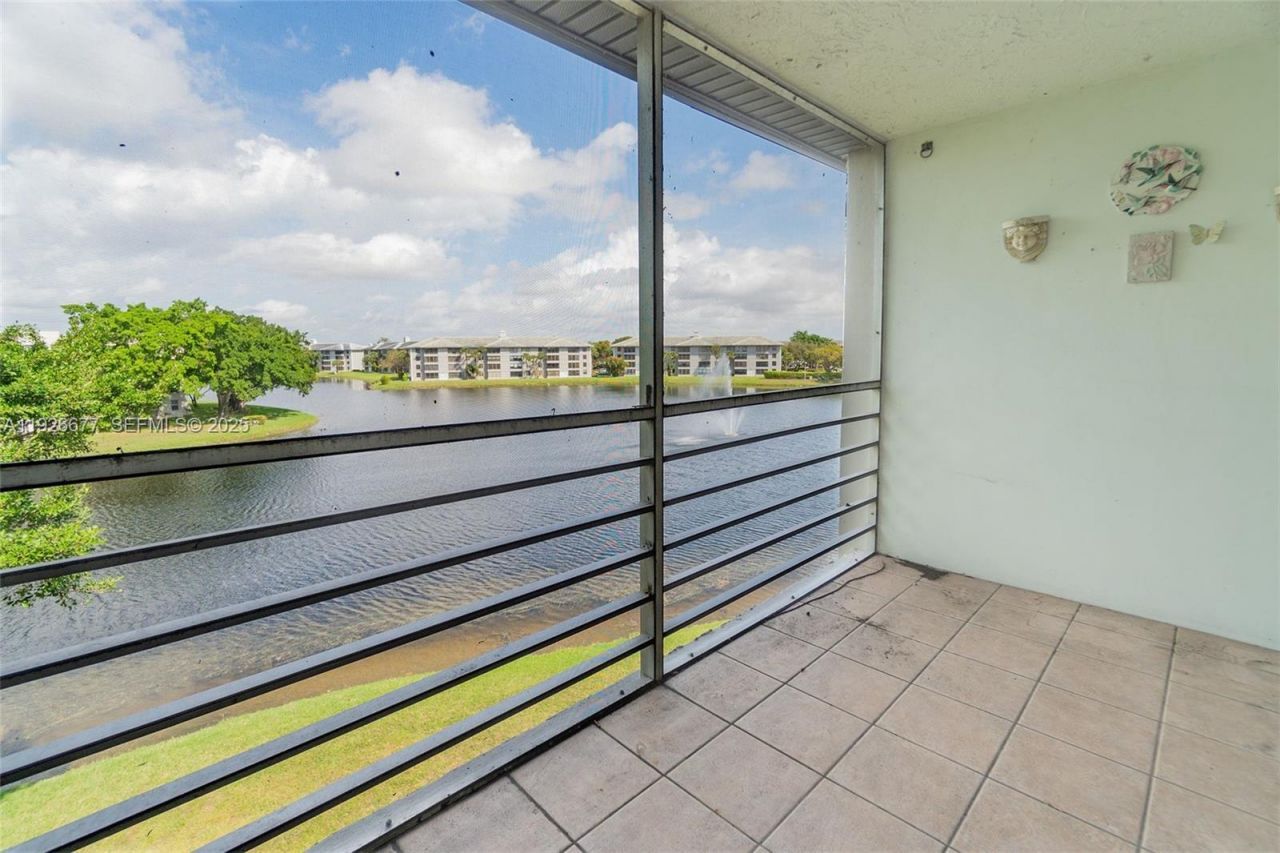 9235 Lagoon Pl, Unit 404, Davie, FL 33324 Photo