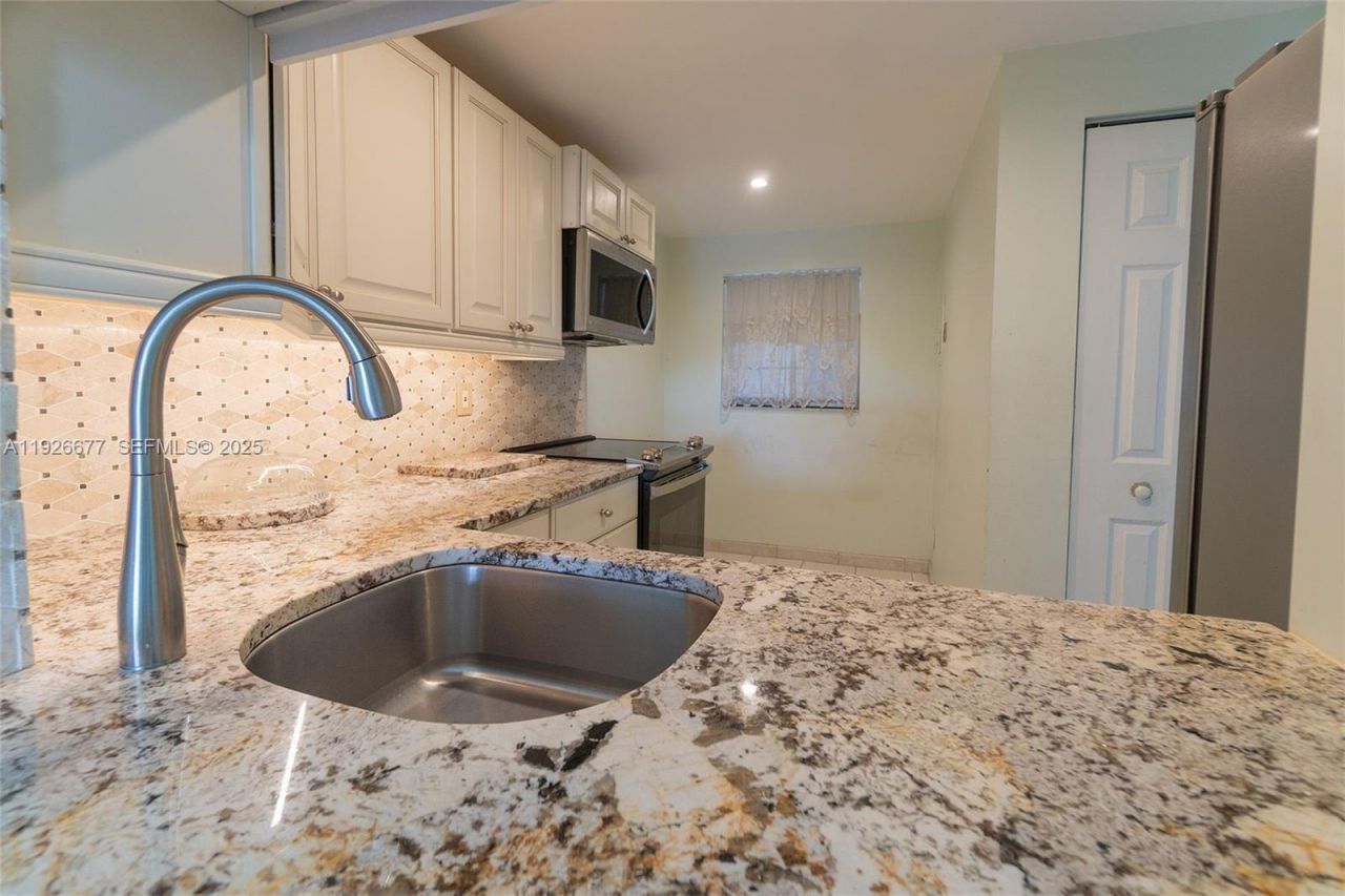 9235 Lagoon Pl, Unit 404, Davie, FL 33324 Photo