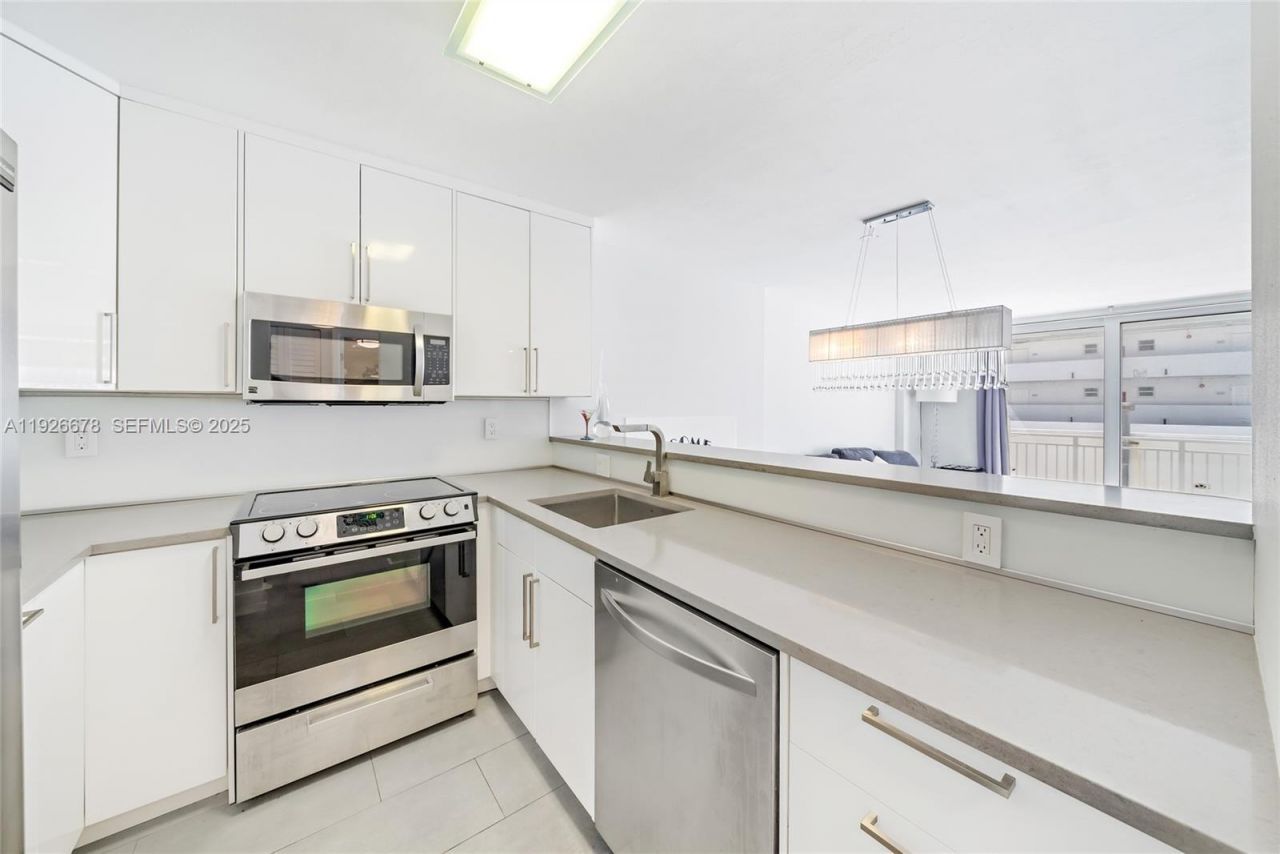 345 Ocean Dr, Unit 511, Miami Beach, FL 33139 Photo