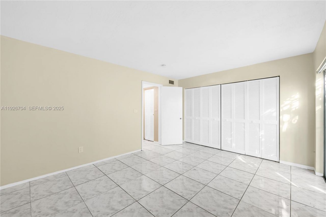 16215 NE 18th Ct, Unit 212, North Miami Beach, FL 33162 Photo