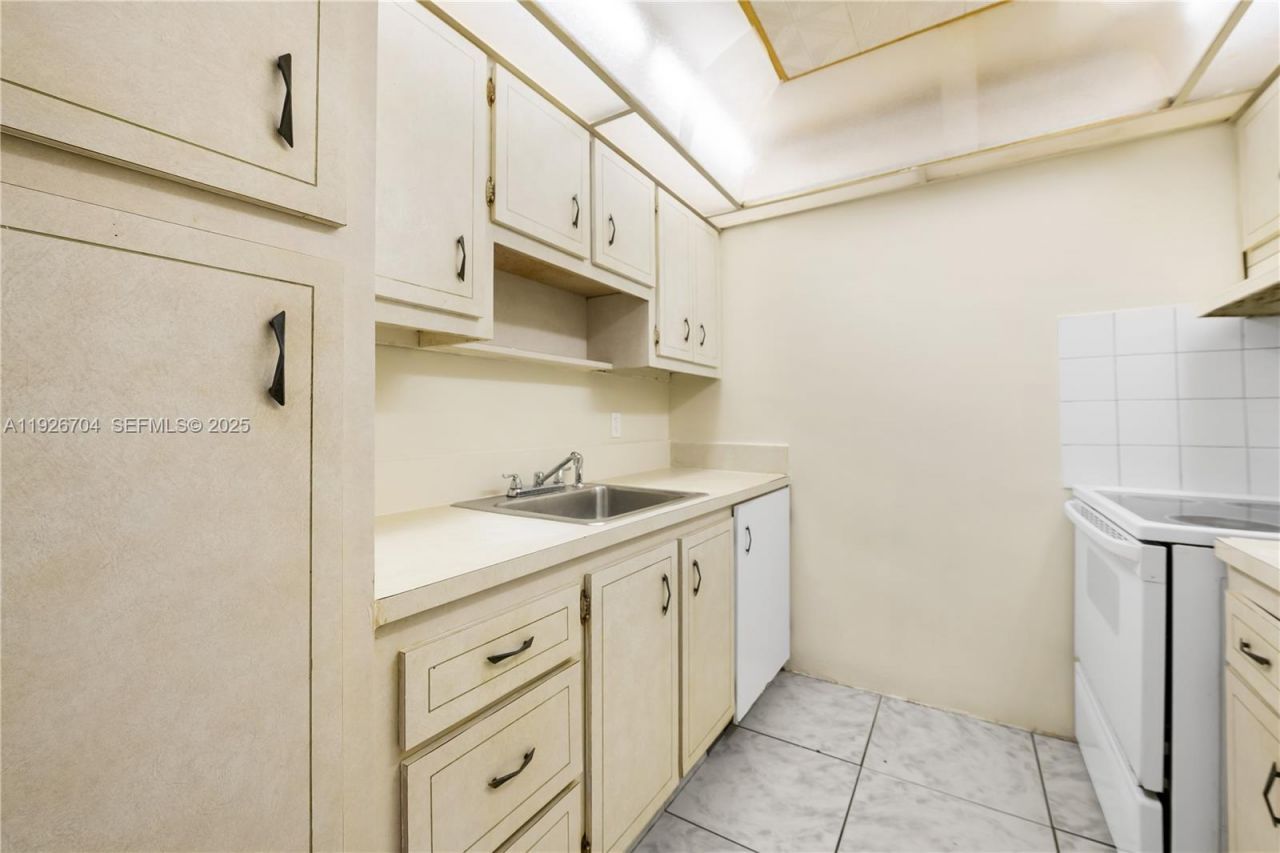 16215 NE 18th Ct, Unit 212, North Miami Beach, FL 33162 Photo