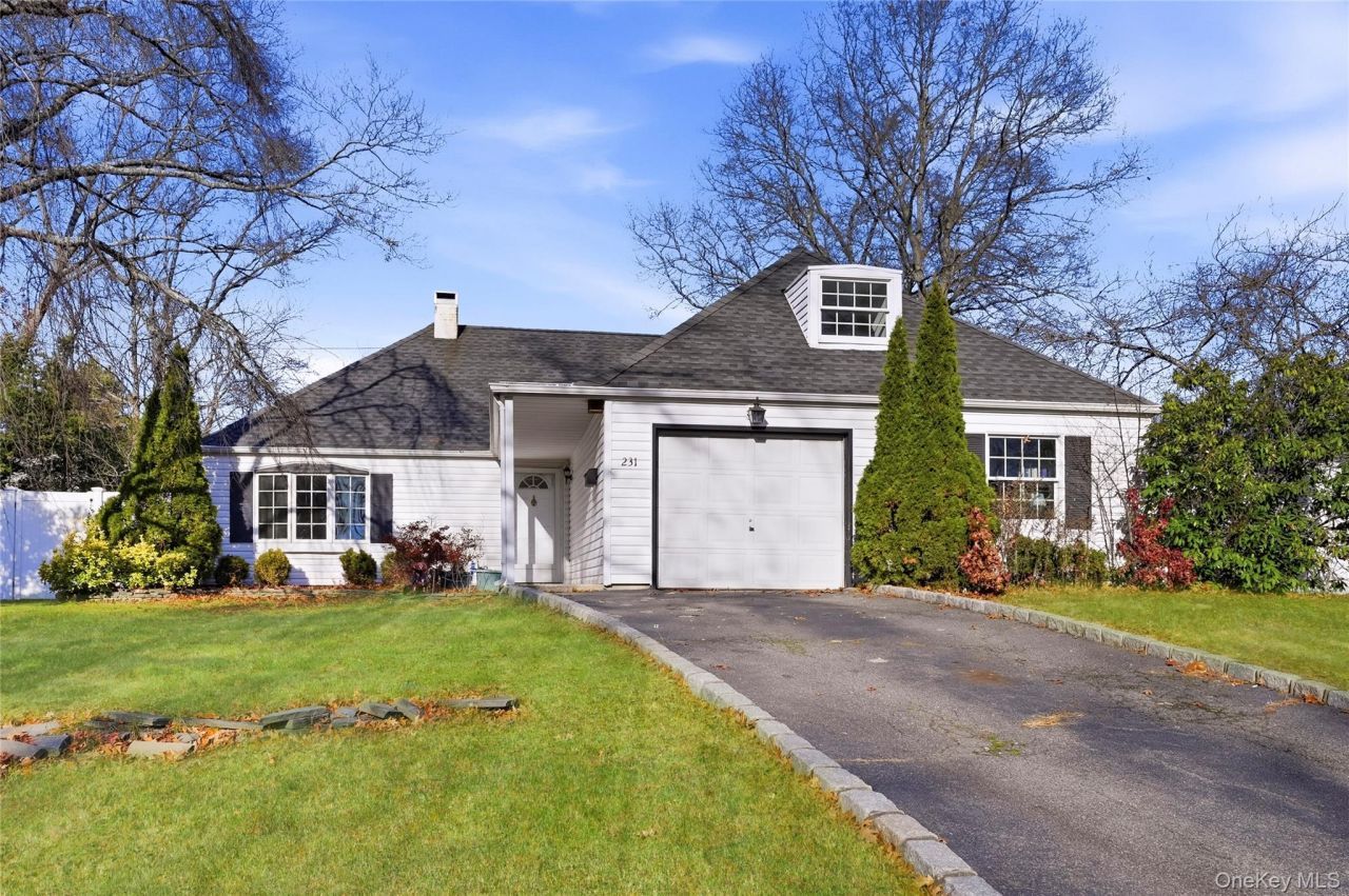 231 Sunflower Lane, Islandia, NY 11749 Main Photo
