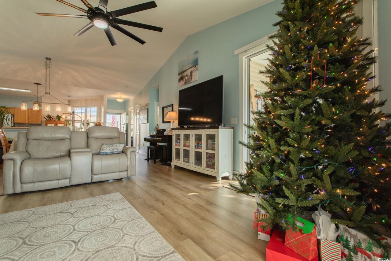 367 Vermillion Dr. Photo 14