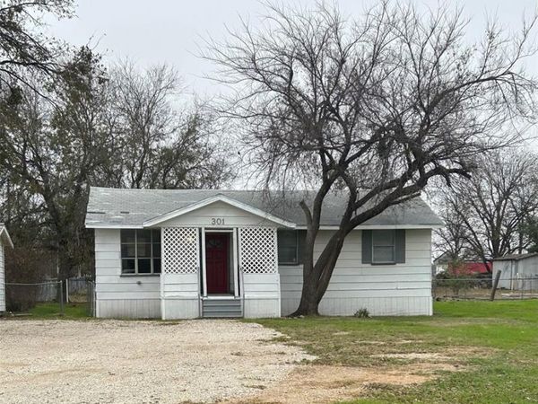 301 E Hutchings Lane, Olney, TX 76374