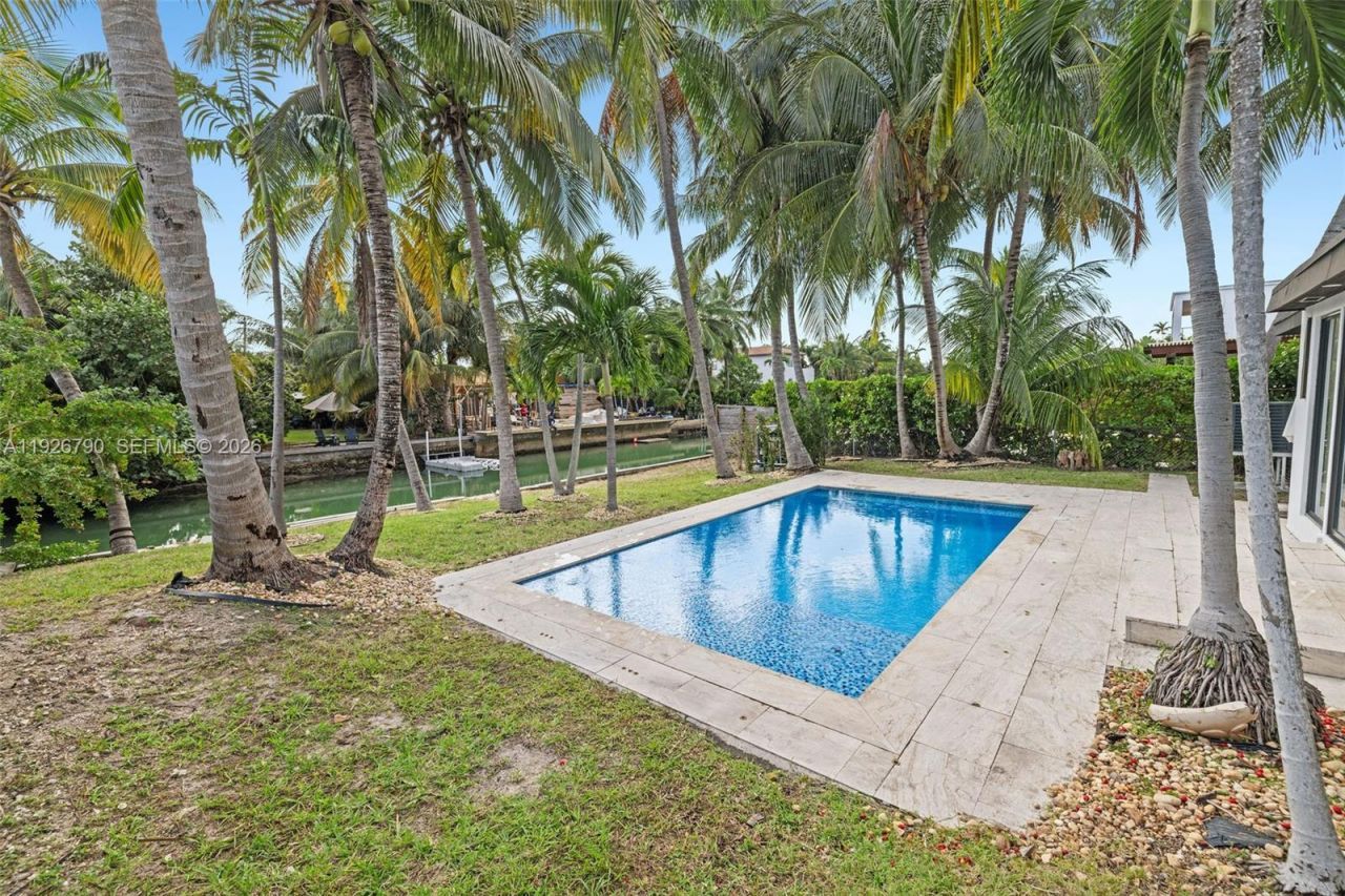 1200 Cleveland Rd, Miami Beach, FL 33141 Photo