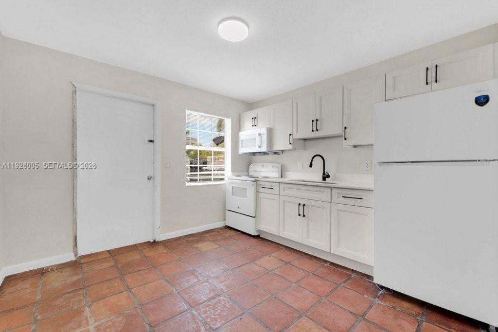 417 SW 3rd St, Hallandale Beach, FL 33009 Photo
