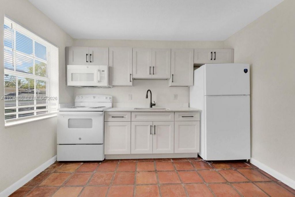 417 SW 3rd St, Hallandale Beach, FL 33009 Photo