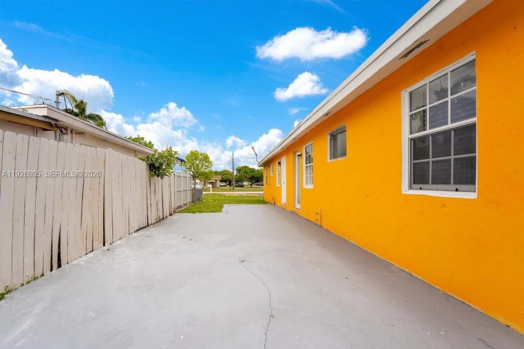 417 SW 3rd St, Hallandale Beach, FL 33009 Photo