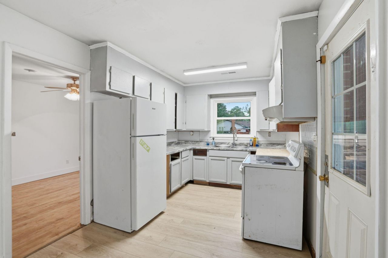 7031 Midland Drive Photo 3