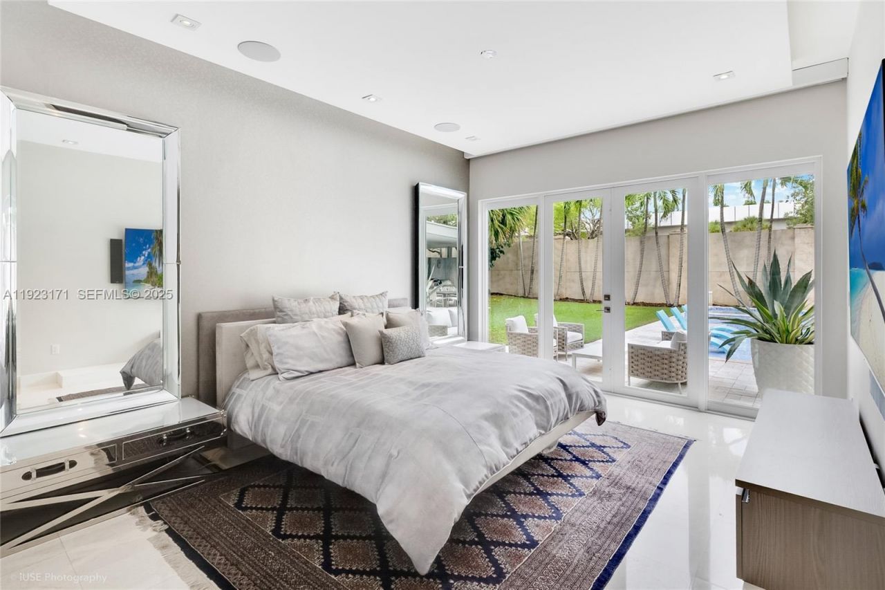 137 W Shore Dr W, Miami, FL 33133 Photo