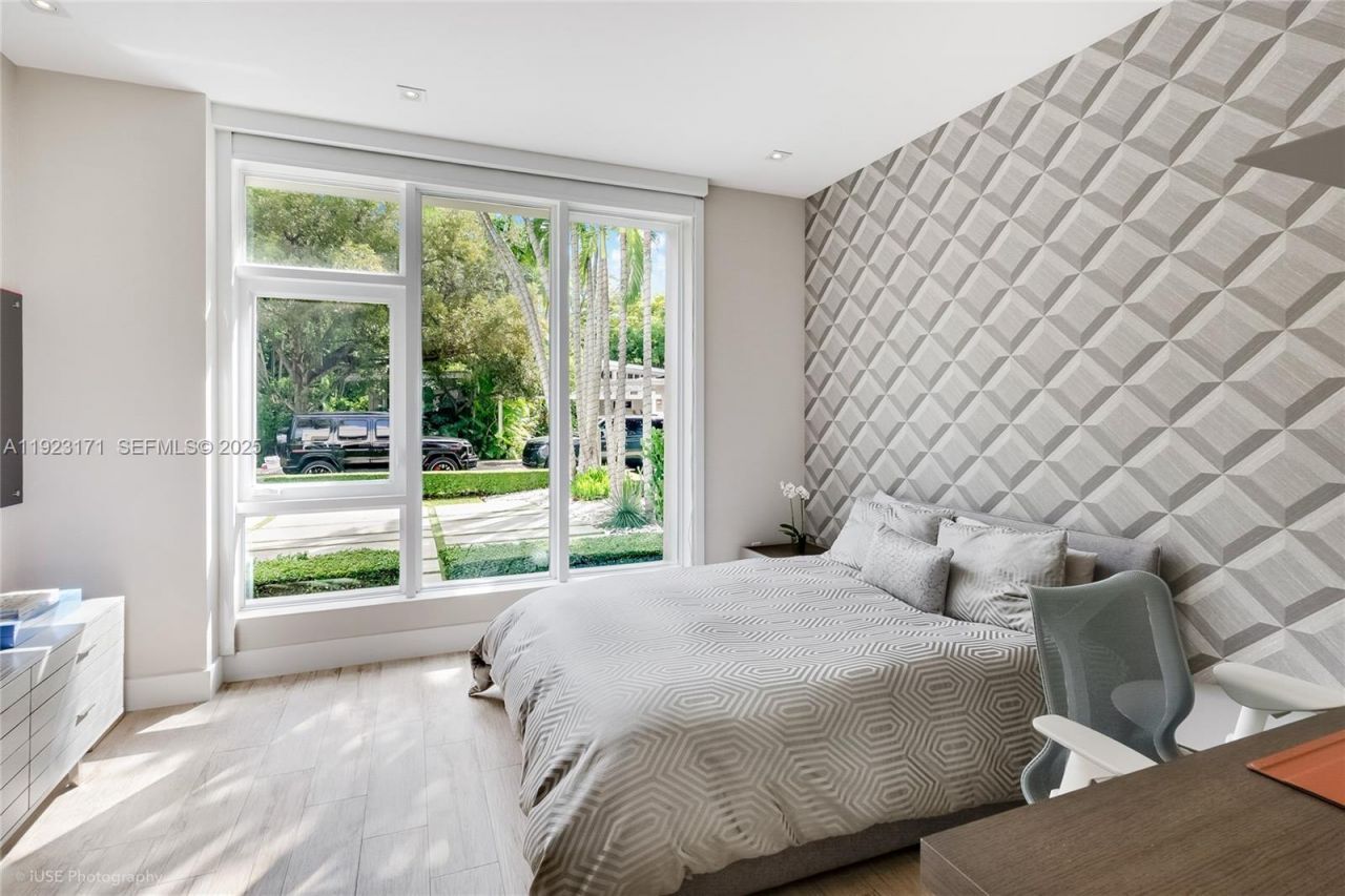 137 W Shore Dr W, Miami, FL 33133 Photo